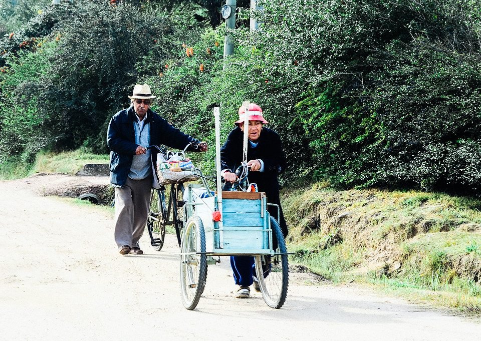 Ancianos haciendo mandados - Solymar